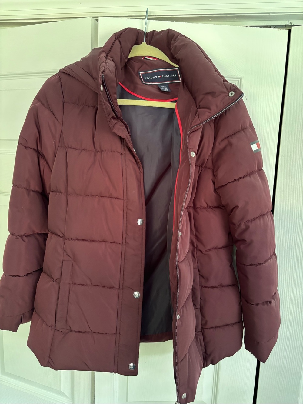 Tommy Hilfiger Women's Maroon/Burgundy Quilted Puffer Coat with Hood